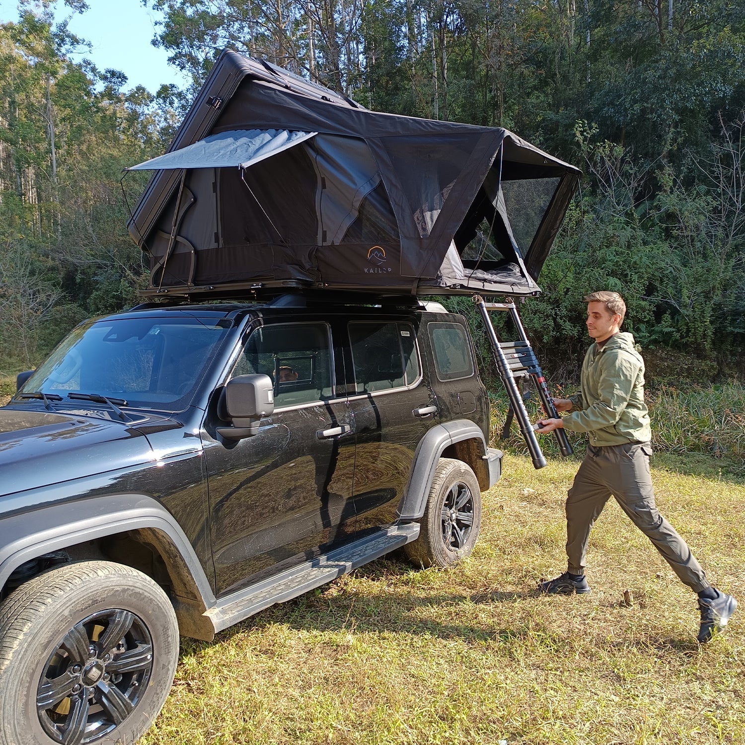 Setting up and erecting a hard shell roof tent